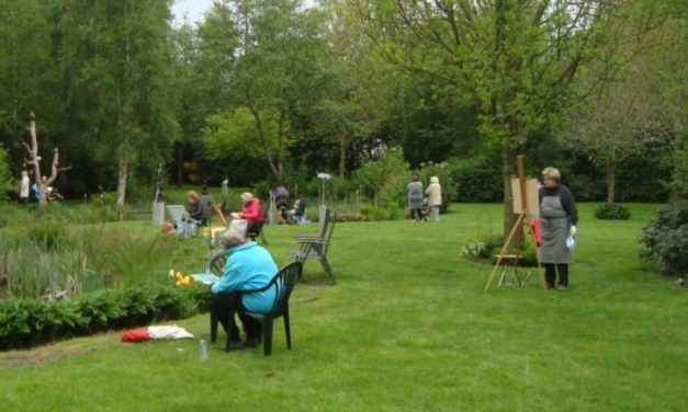 Schilderatelier SAM houdt workshop in beeldentuin Harwi