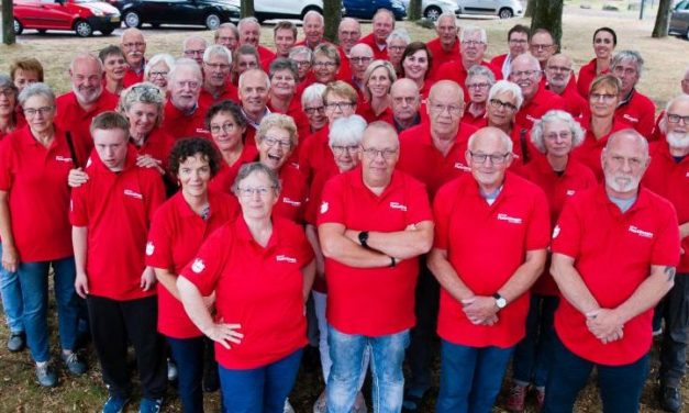 Vrijwilligers in nieuwe poloshirts begroeten deelnemers Fiets4Daagse