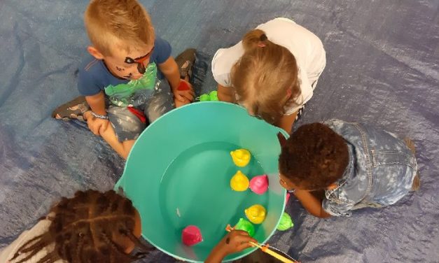 Kinderen maken mooie werkstukken in bibliotheek