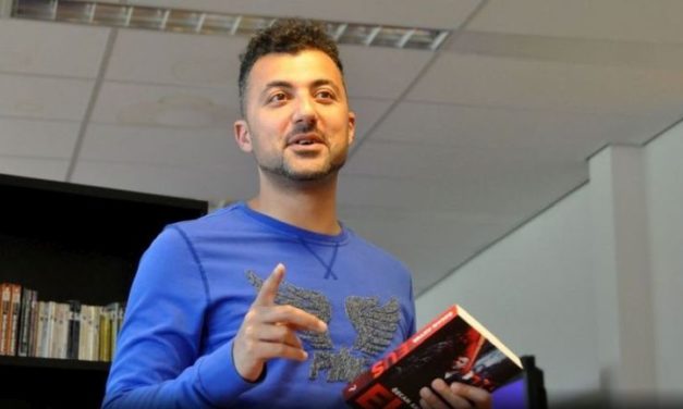 Özcan Akyol te gast in bibliotheek