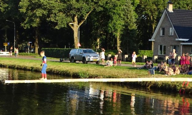 Zo’n veertig deelnemers wagen zich op de spriet