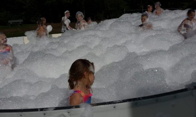 Kinderen gaan uit hun dak bij schuimparty