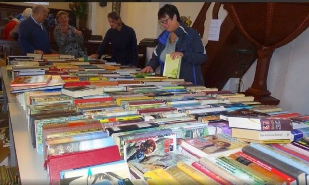 Daler kerk staat weer vol boeken, spulletjes en lekkernijen