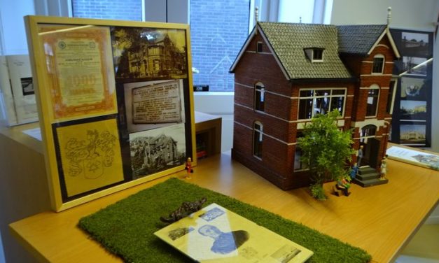 Bezoekers historische dag bewonderen maquette