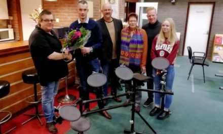 PvdA schenkt drumstel aan TalentenCentrum Coevorden