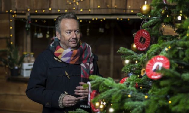 Joris’ Kerstboom staat in bibliotheek Schoonoord