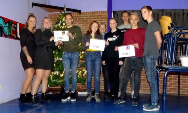 Leerlingen Esdal College reiken eerste cheque obstaclerun uit