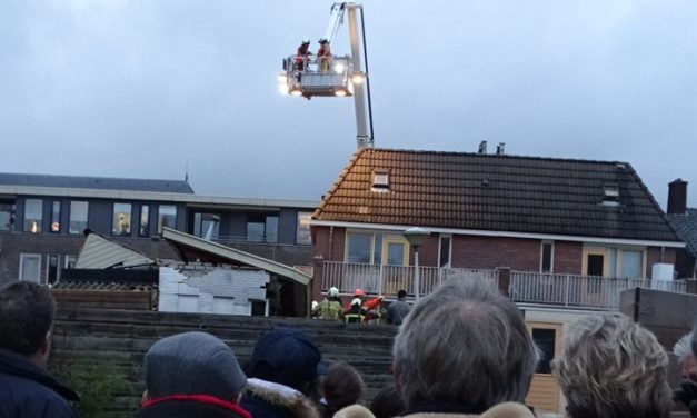 Politiemedewerkers op het matje voor selfies