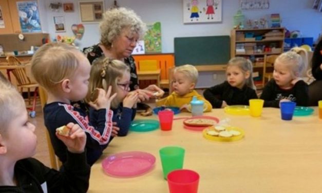 Peuters en ouderen genieten van voorlezen