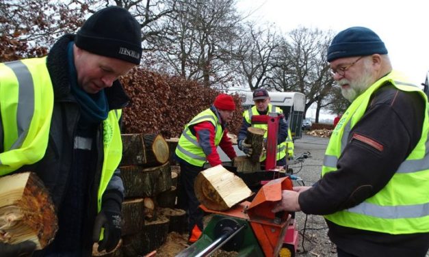 Rotary hakt weer hout voor goed doel