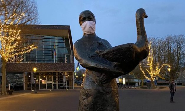 Standbeelden voorzien van mondkapjes