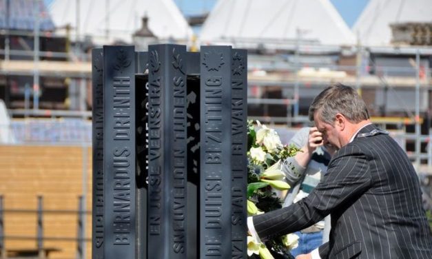 Burgemeester legt krans bij Bentheimerbrug