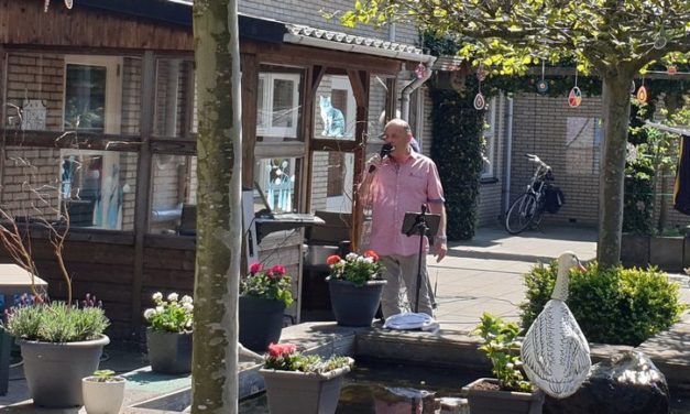 Tonny Janssen zingt voor cliënten Cosis