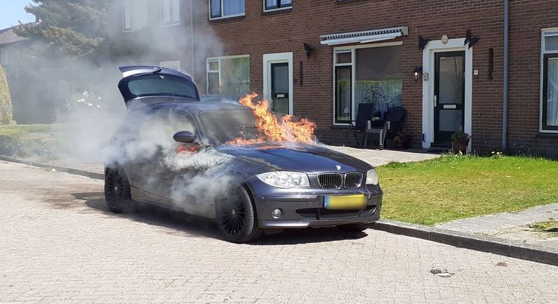 Auto uitgebrand in Willem Marisstraat