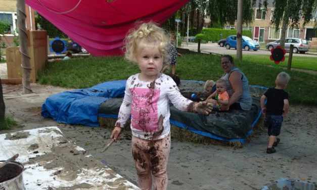 Kinderen spelen volop met modder