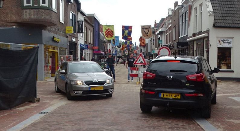 Auto’s rijden in groten getale Friesestraat in