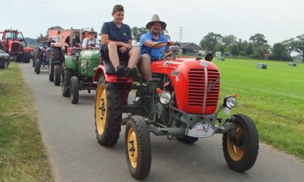 Honderd tractoren doen mee aan oldtimertocht