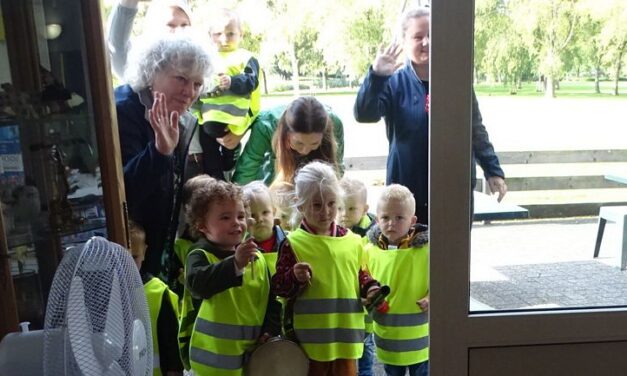 Kinderen De Rollebol verrassen ouderen