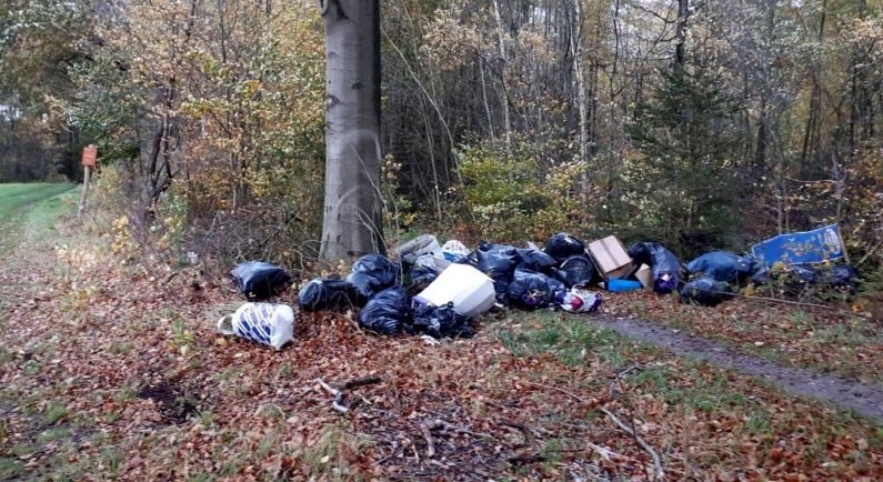 Weer spullen gedumpt in bosgebied