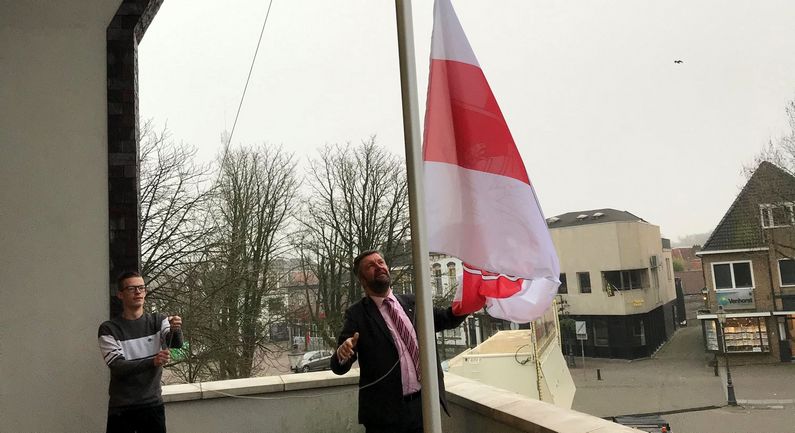 Wit-rood-witte vlag wappert als steun aan Brest (update)