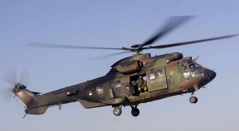 Luchtmacht oefent met helikopters en jachtvliegtuigen