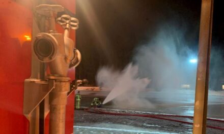 Brandweer spuit water op ijsbaan Dalen