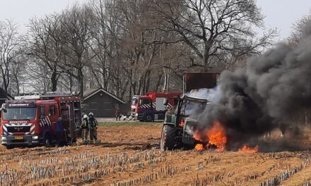 Tractor en aanhanger vatten vlam