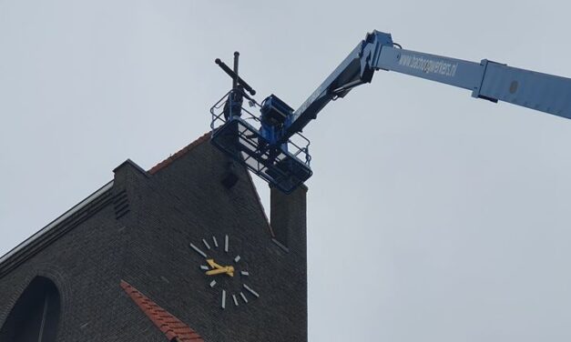 Verlichting van kruis op kerk Steenwijksmoer in ere hersteld