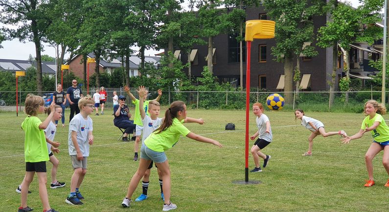 Kinderen genieten van korfbaltoernooi (met foto’s en filmpjes)