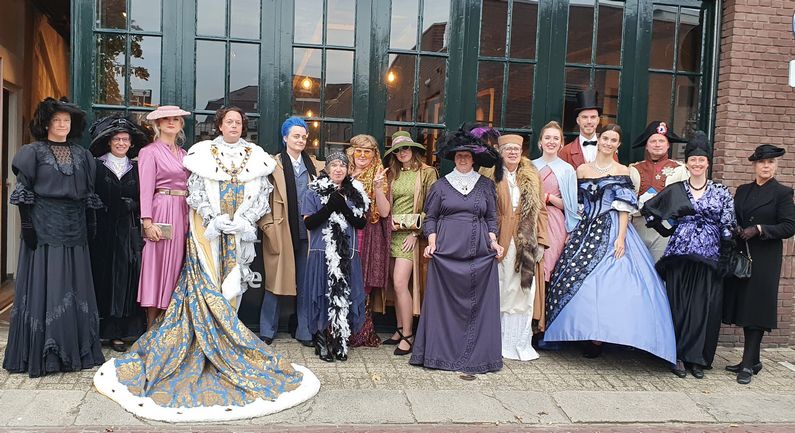 Historische modeshow sluit succesvolle Regenboogweek af