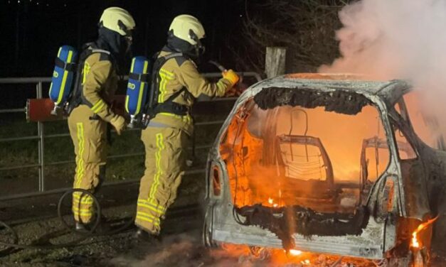 Auto in Dalen uitgebrand