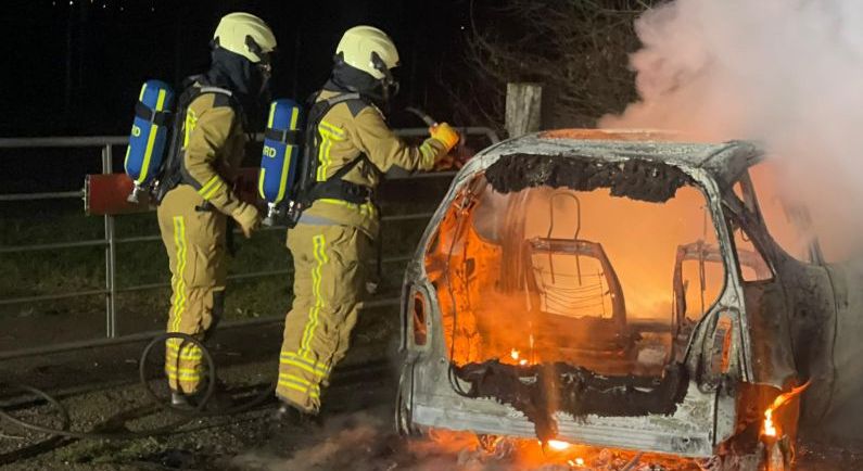 Auto in Dalen uitgebrand