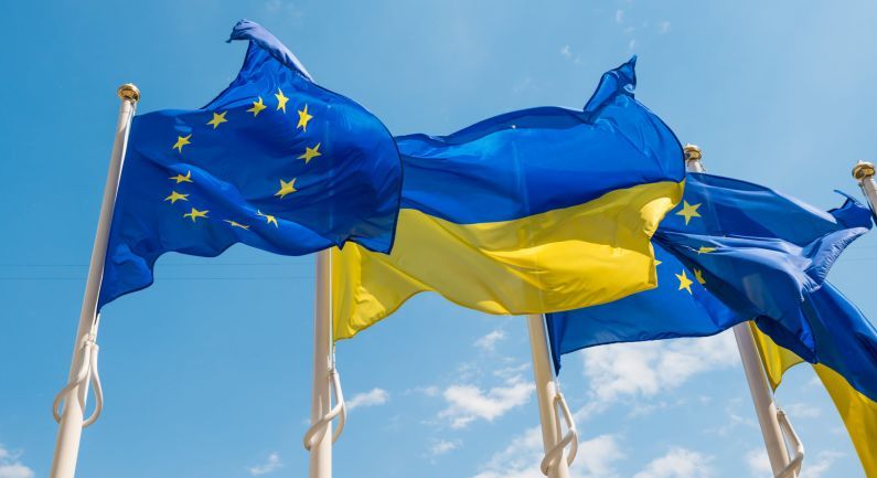 Provinciehuis wordt in kleuren van Oekraïnse vlag verlicht