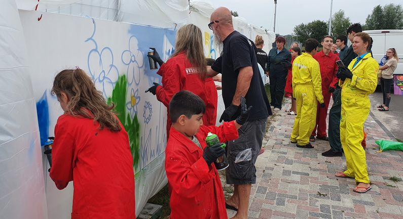 Oekraïnse kinderen doen workshop graffiti