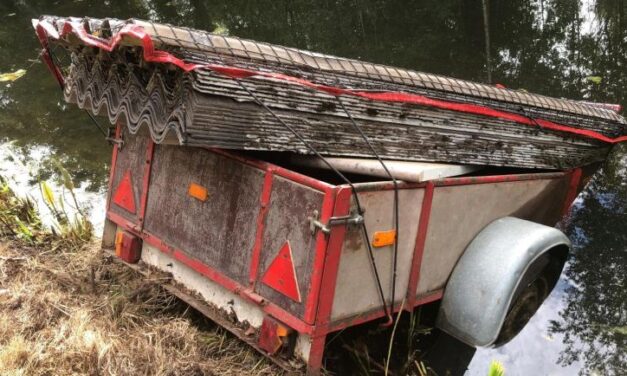 Aanhanger met asbest gedumpt in Boksloot