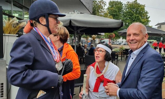 Gedeputeerde Henk Brink draagt stokje over