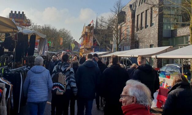 Drukte op Aole Wievenmarkt en muziek op de Markt