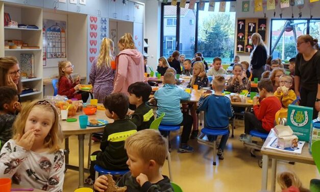 Leerlingen Panta Rhei smullen van ontbijt