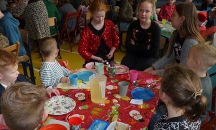Leerlingen Slagkrooie genieten van kerstmaaltijd