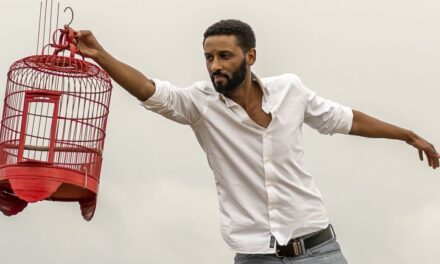 Fuad Hassen deelt rake klappen uit in ‘Vogelvrij’