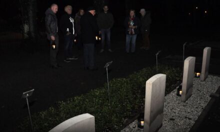 Lichtjes op oorlogsgraven Dalen geplaatst