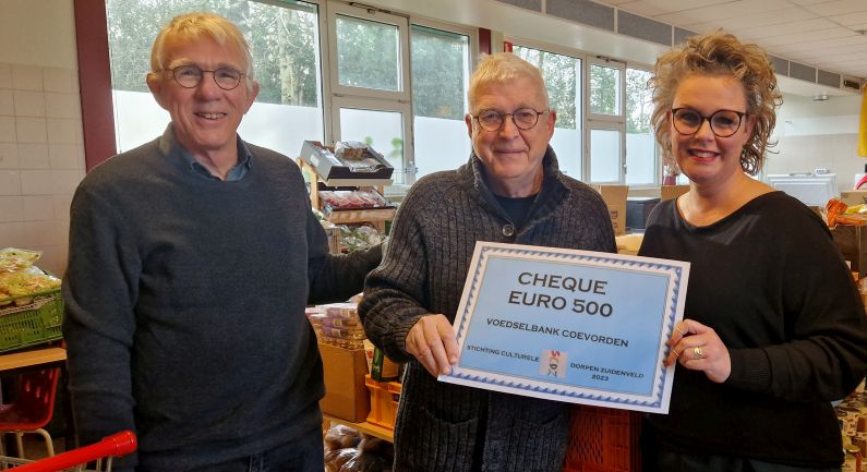 Cheque voor Voedselbank van Stichting Culturele Dorpen Zuidenveld