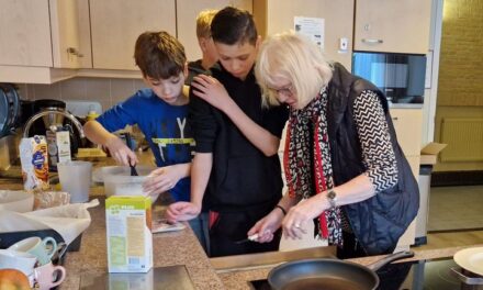 Leerlingen St. Willibrordus bezorgen ouderen een mooie pannenkoekdag