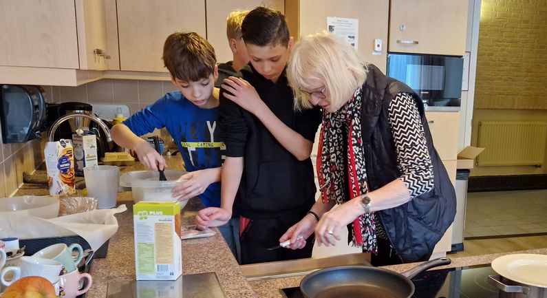 Leerlingen St. Willibrordus bezorgen ouderen een mooie pannenkoekdag