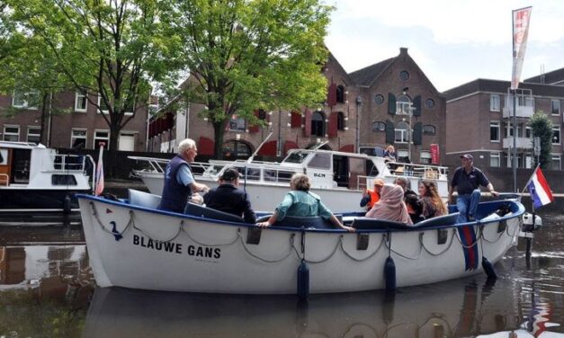 Stadsgids vertelt over historie tijdens rondvaarten