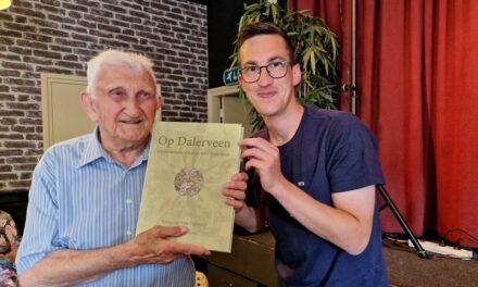 Hendrik Rabbers (94) krijgt eerste exemplaar van boek ‘Op Dalerveen’