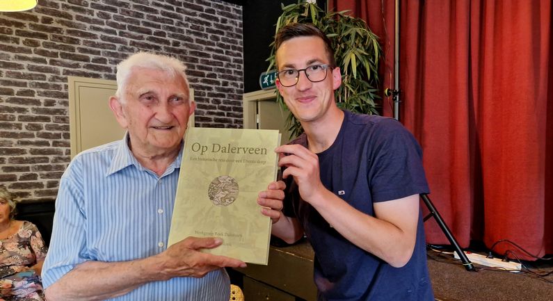 Hendrik Rabbers (94) krijgt eerste exemplaar van boek ‘Op Dalerveen’