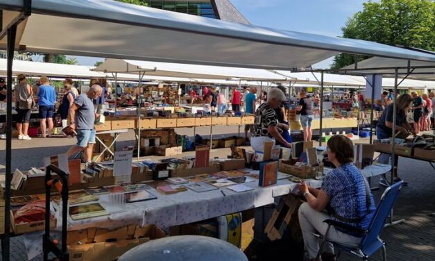 Gezelligheid op en rond boekenmarkt