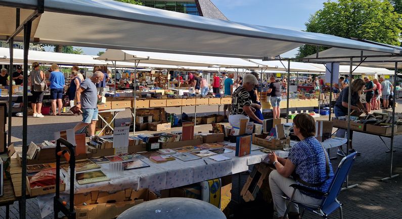 Gezelligheid op en rond boekenmarkt