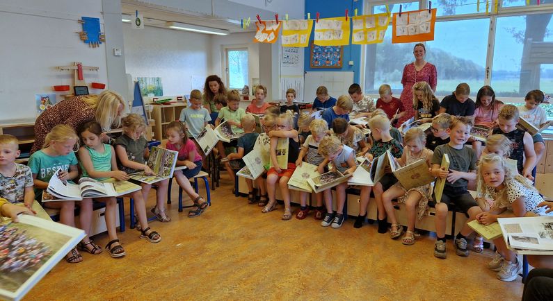 Leerlingen Stidalschool krijgen boek ‘Op Dalerveen’